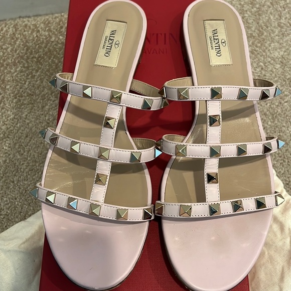 ROSE PINK VALENTINO ROCKSTUD SLIDES 💖 - Picture 5 of 5